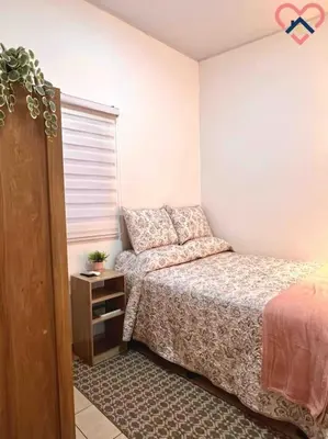 a bedroom with a bed and a dresser and a window at Acogedora Residencia Santaneca in Santa Ana