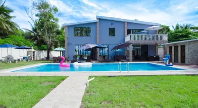 a house with a swimming pool in the yard at Rancho Plèyades in Metalío