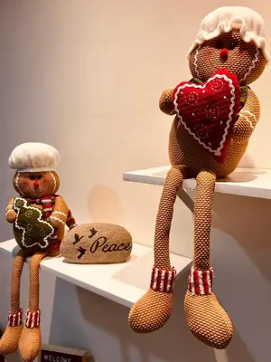 two stuffed teddy bears holding a heart on a shelf at Bambú Family House, AC, WiFi, near Metrocentro Mall in Santa Ana