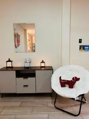 a white chair in a room with a mirror at Bambú Family House, AC, WiFi, near Metrocentro Mall in Santa Ana