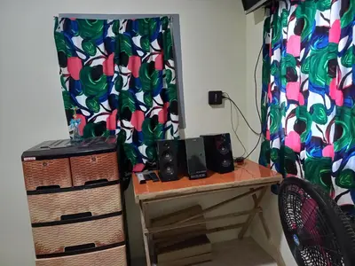 a room with a desk with speakers and a curtain at Hostal Paradise blue in La Libertad