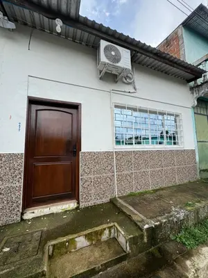 a house with a brown door and a window at Emmitas room in Juayúa