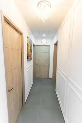 a hallway with a door and a chandelier at Luxury apartment at Galerias in San Salvador