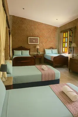 a hotel room with two beds and a couch at Los Cuatro Olivos Hotel Boutique in Juayúa