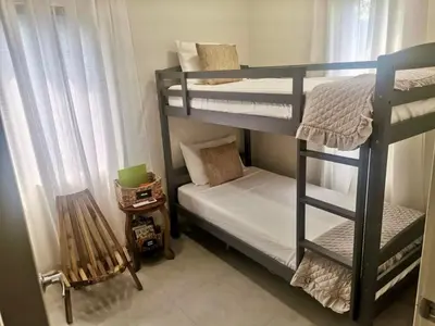 a room with two bunk beds and a window at La Bella Suite in San Salvador