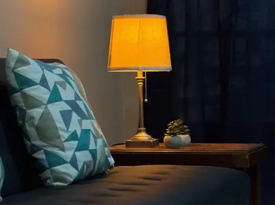 a lamp on a table next to a couch with a pillow at Apartamento completo Ideal para descansar en familia en San Salvador in San Salvador