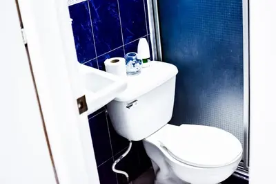 a bathroom with a white toilet and a sink at Apartamento completo Ideal para descansar en familia en San Salvador in San Salvador