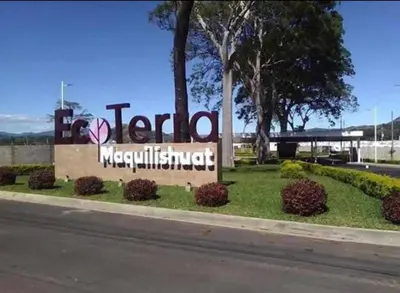 a sign for a magnolia magnolia market on the side of a road at Santa Ana Maquilishuat in Santa Ana