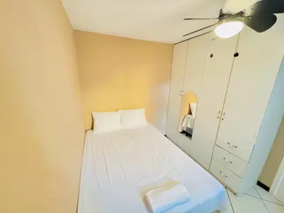 a small bedroom with a bed and a mirror at Ideal para descansar Apartamento equipado en San Salvador in Mexicanos