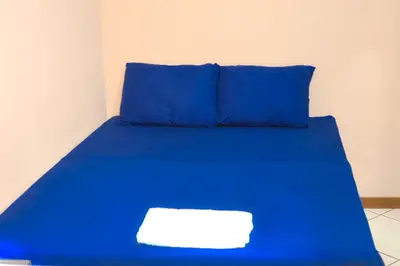 a blue bed with blue pillows and a blue sheet at Ideal para descansar Apartamento equipado en San Salvador in Mexicanos