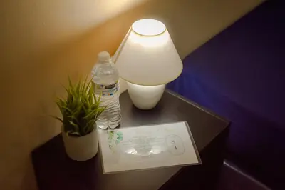 a lamp and a bottle of water on a table at Ideal para descansar Apartamento equipado en San Salvador in Mexicanos