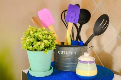 a table topped with two containers filled with utensils at Ideal para descansar Apartamento equipado en San Salvador in Mexicanos