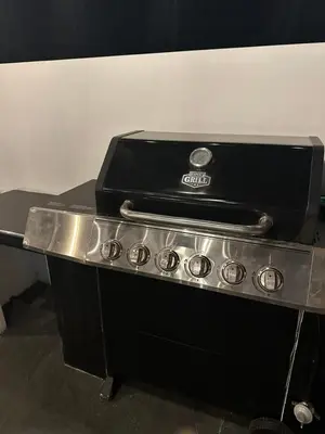a black stove top oven sitting on top of a counter at Moderno & acogedor Apartmento, 2 habitaciones , 4 camas in Concepción de Ataco