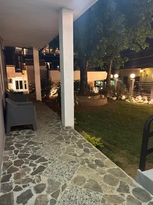 a patio with a white column and a bench on a yard at Moderno & acogedor Apartmento, 2 habitaciones , 4 camas in Concepción de Ataco