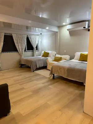 two beds in a room with wooden floors at Moderno & acogedor Apartmento, 2 habitaciones , 4 camas in Concepción de Ataco