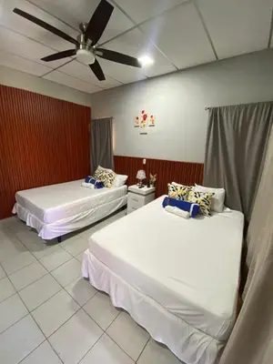 two beds in a room with a ceiling fan at SimpleSerenity Country House in Juayúa