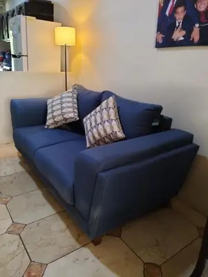 a blue couch sitting in a living room at Copinol 68 in San Salvador