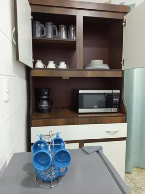 a kitchen counter with blue dishes and a microwave at Cowboys Home in Juayúa