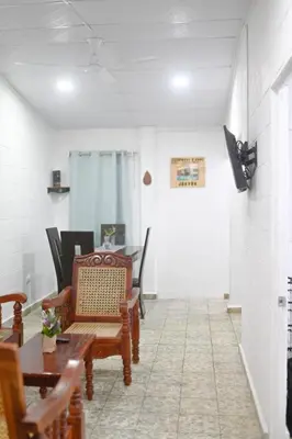 a waiting room with a table and chairs and a door at Cowboys Home in Juayúa