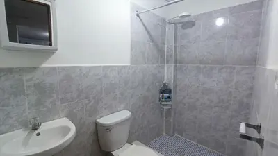 a bathroom with a shower and a toilet and a sink at Studio Suite 3, Buena Vista, Santa Tecla in Nueva San Salvador