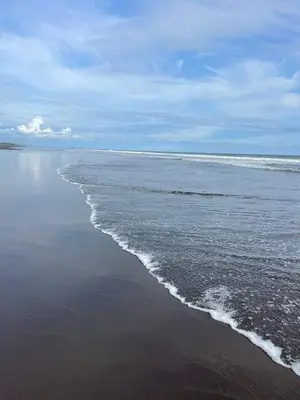 a beach with a few waves in the water at DONDE ANTONIO BARRA DE SANTIAGO in Barra de Santiago