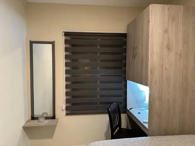 a bedroom with a desk with a chair and a window at Placentero y acogedor apartamento en Calle Monserrat in San Salvador
