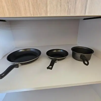 two pans sitting on a counter in a kitchen at Apartamento Centrico Colonia Escalón in San Salvador