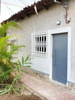 a blue door on the side of a house at Apartamento Moderno y Privado in Santa Ana