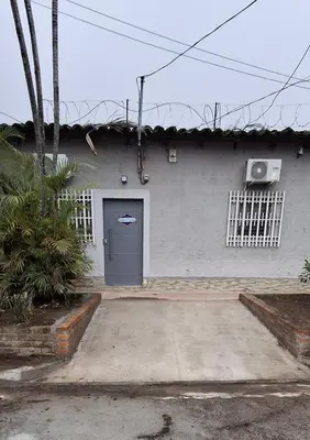 a house with a blue door and a window at Apartamento Moderno y Privado in Santa Ana