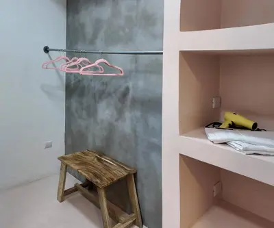a room with a shelf with a wooden stool at Ipan Noya in Nueva San Salvador