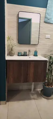 a bathroom with a sink and a mirror at La casa de Bába in San Salvador
