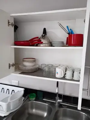 a kitchen sink with dishes on a shelf above it at Apartamento Familiar 2 con 3 habitaciones 4 camas y litera in San Salvador