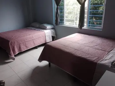 a bedroom with two beds and a window at Apartamento Familiar 2 con 3 habitaciones 4 camas y litera in San Salvador