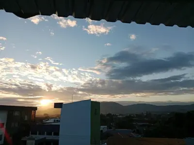 a view of the sunset from a building at Mini penthouse mejor parte SS gran vista! in San Salvador