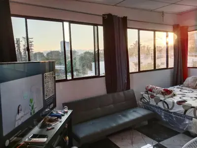 a living room with a flat screen tv and a couch at Mini penthouse mejor parte SS gran vista! in San Salvador