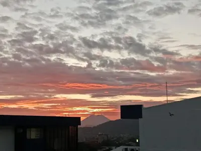 a cloudy sky at sunset with a mountain in the background at Mini penthouse mejor parte SS gran vista! in San Salvador