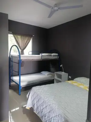 a bedroom with two bunk beds and a window at Apartamento Familiar 3 con 3 habitaciones 4 camas más litera in San Salvador