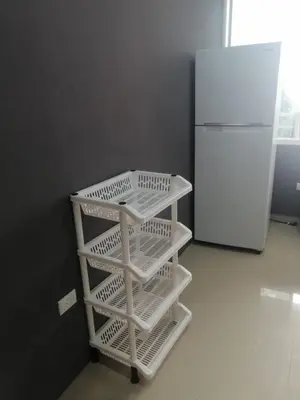 a white shelf in a kitchen with a refrigerator at Apartamento Familiar 3 con 3 habitaciones 4 camas más litera in San Salvador