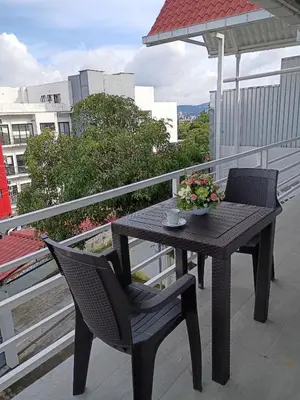 a black table and chairs on a balcony at Apartamento Familiar 3 con 3 habitaciones 4 camas más litera in San Salvador