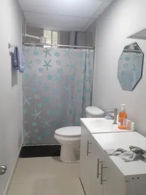 a bathroom with a shower and a toilet and a sink at Apartamento Familiar 3 con 3 habitaciones 4 camas más litera in San Salvador