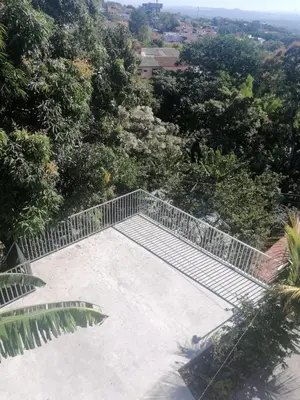 a staircase with a fence on top of a hill at Apartamento familiar 1 con 3 habitaciones y 4 camas in San Salvador