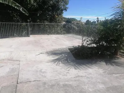 a driveway with a fence and a tree at Apartamento familiar 1 con 3 habitaciones y 4 camas in San Salvador