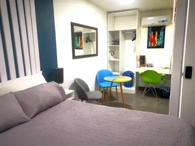 a bedroom with a bed and a table and chairs at Suite privada de 1 habitacion en San Salvador in San Salvador