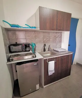 a small kitchen with a stove and a sink at Suite privada de 1 habitacion en San Salvador in San Salvador