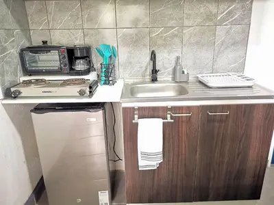 a small kitchen with a sink and a microwave at Suite privada de 1 habitacion en San Salvador in San Salvador