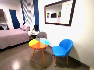 a room with a table and a chair and a bed at Suite privada de 1 habitacion en San Salvador in San Salvador