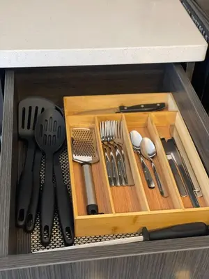 a drawer with knives and utensils in a counter at Moderno apart en Col Escalón,vista,piscina,gimnasio in San Salvador