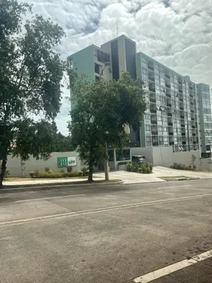 an empty parking lot in front of a building at Moderno apart en Col Escalón,vista,piscina,gimnasio in San Salvador