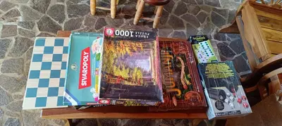 a table topped with books on top of a table at Cabaña Vista Pinares San Ignacio Chalatenango in Chalatenango
