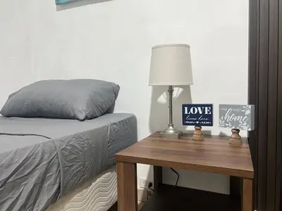 a bedroom with a bed and a table with a lamp at Oli's apartment studio in Mexicanos